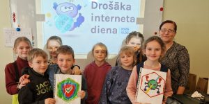 2.b klases skolēnu kopbile ar skolotāju Anfisu turot rokās pašu izdomātos interneta drošības symbolus.