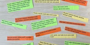 Vairāki krāsaini papīrīšu uz kuriem ir uzdrukāti mēles mežģi