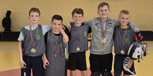 Daugavpils Vienības pamatskolas florbola komandas kopbilde ar medaļām