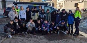 6a klases kopbilde ar kriminalistikas ekspertiem