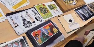 Galds uz kura ir kartiņas noliktas