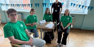 Mūsu skolēnu parlamenta dalībnieki sēž pie galda