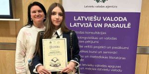 Adriāna un L. Midere- Davidčuka pie stenda