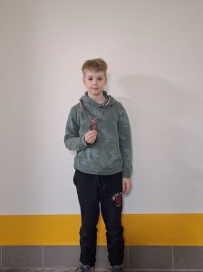 Einārs Camans 3. vietas ieguvejs peldēšanas sacensībās ar savu medaļu