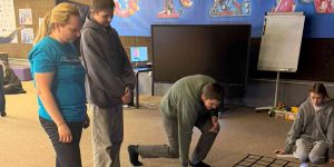 7.-9. klases spēlējas ar robotiem uz grīdas