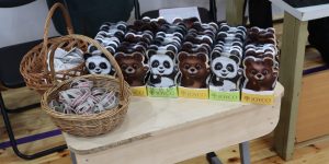 Lācīšu šokolādes, skolas atstarotāji un citas dāvas gaida skolas mazos talantus