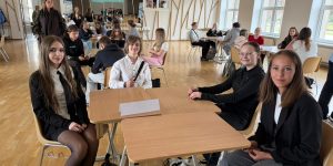 Mūsu parlaments sēž pie galda parlamentu saliedēšanas pasākumā