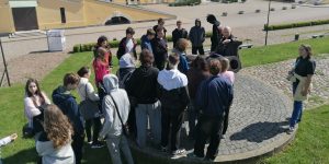 9.a klase stāv pie Daugavpils cietokšņa lielgabala un klausās gidu