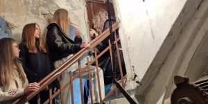 Skolēni stāv uz kāpnēm Daugavpils skrošu rūpnīcā
