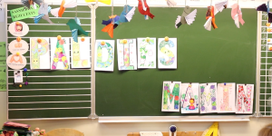 Tāfele izpušķota ar tekstu pielīmētu "Paldies māmiņ"