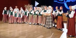 Deju ansamblis "Dzīsmeite" uzstājas uz skatuves