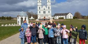 Skolēni stāv priekšā Aglonas baznīcai