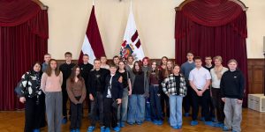 Daugavpils Vienības pamatskolas kopbilde pie karogiem