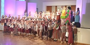 Folkloras kolektīvs "Dzīsmeite" uzstājas Vienības namā