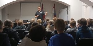Bērni klausās policista prezentāciju