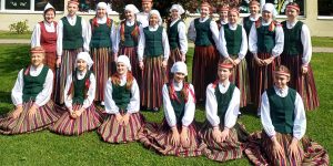 Folkloras kopa Dzīsmeite kopbilde tautas tērpos parkā